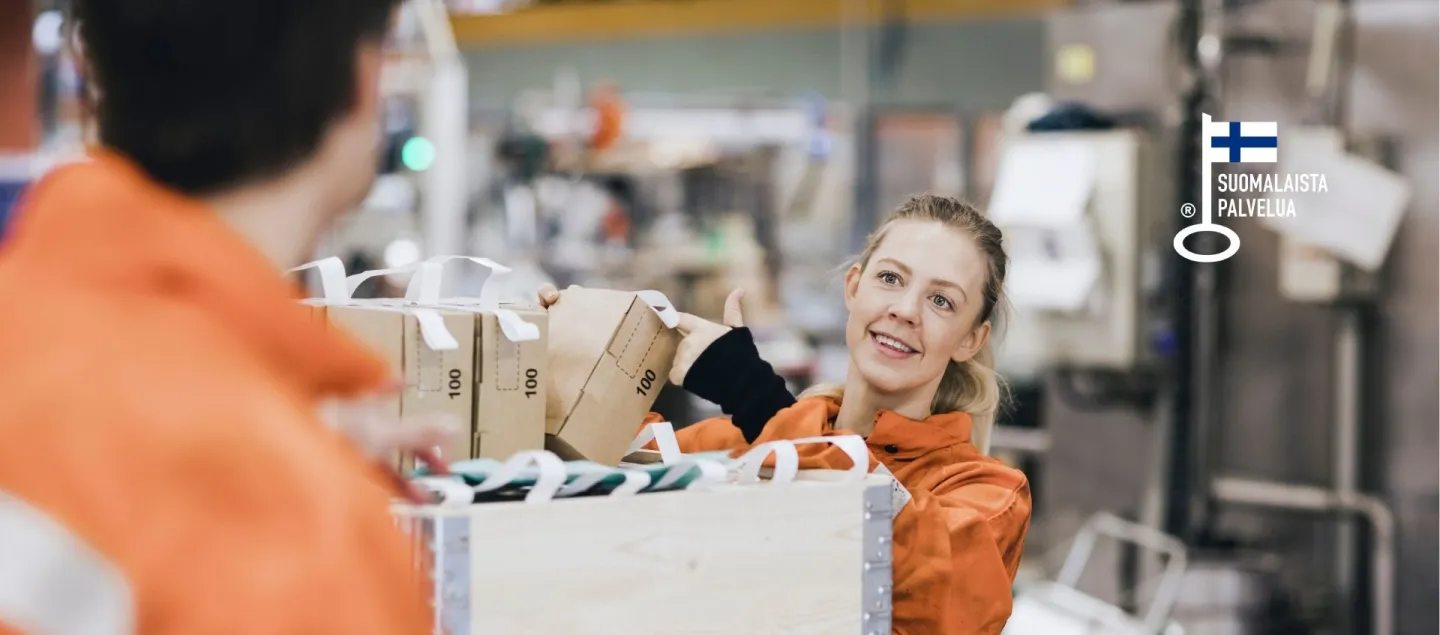 Työntekijöitä varastossa