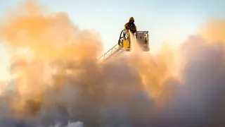 Palomies sammuttaa tulipaloa.