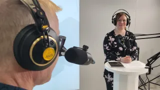 Ylilääkäri Pauliina Kangas Työterveyslaitoksesta keskustelee juontajan kanssa Työtäpäivää-podcastin äänityksessä.