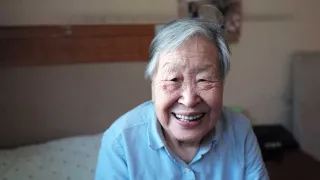 Kuvituskuva vanha nainen hymyilee