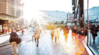 Aurinkoinen kuva modernista kaupunkimiljööstä.