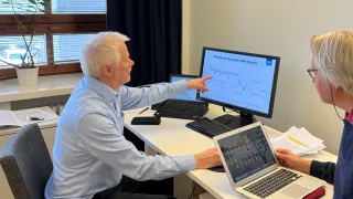 Asiantuntijat tietokoneen ääressä