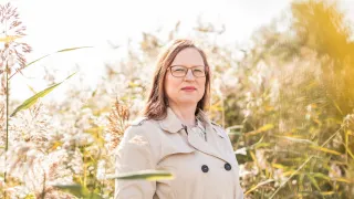 Kuvassa Kirsi Koskela puistossa