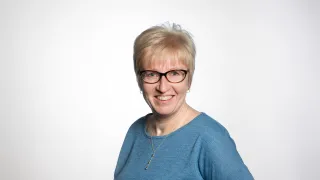 Henkilökuva Pirjo Heikkisestä.