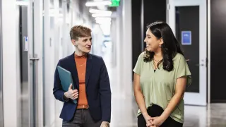 Esihenkilö näyttää uudelle työntekijälle toimistoa