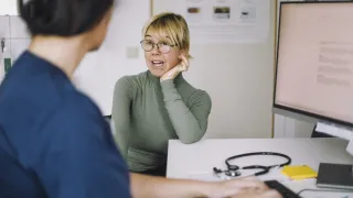 Nainen on lääkärin vastaanotolla.