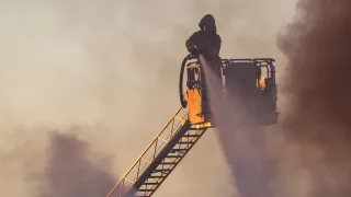 Pelastusalan ammattilainen sammutustyössä. 
