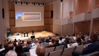 Yleisö seuraa Rakennusfysiikka-seminaaria