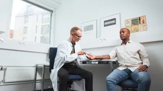 Lääkäri testaa asiakkaan tuntoaistia. 