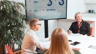 Kolmen henkilön neuvottelu.