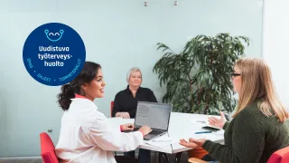 Kolmen henkilön neuvottelu, yksi heistä on lääkäri. 