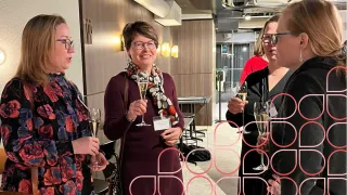 CAREFUTURE-hankkeen johtaja Eveliina Saari ja hankkeen tutkijat nostavat maljan uudelle hankkeelle.