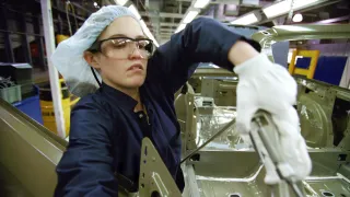 Henkilö työskentelee teollisuudessa.