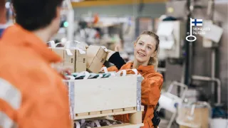 Työntekijöitä varastossa