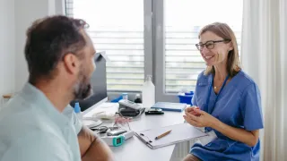 Lääkäri ja potilas vastaanotolla. 