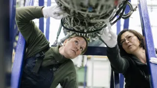 kuvituskuvassa kaksi mekaanikkoa.