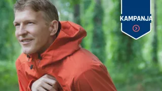 Mies nojaa kävelysauvoihin metsässä