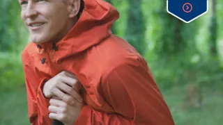 Mies nojaa kävelysauvoihin metsässä