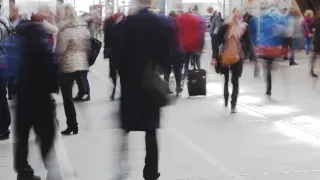 Ihmisiä liikkuu kadulla