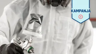 Henkilö suojapuvussa maaliruisku kädessä