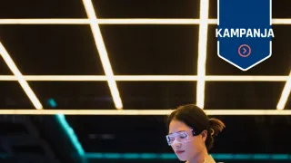 Nainen pitää tablettia kädessä