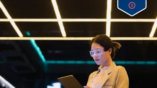 Nainen pitää tablettia kädessä