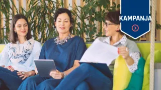 Kollegat istumassa keinussa