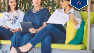 Kollegat istumassa keinussa