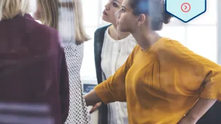 Joukko ihmisiä katsoo valkotaululle