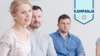 Kollegoita keskustelemassa tuoliringissä