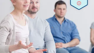 Kollegoita keskustelemassa tuoliringissä