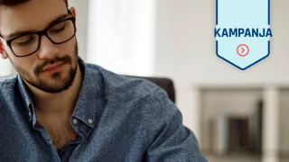 Mies kirjoittaa kynällä