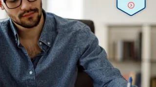 Mies kirjoittaa kynällä