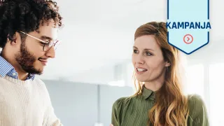 Kollegat keskustelemassa matkapuhelin kädessä