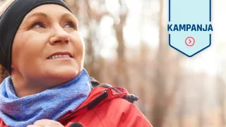 Ulkoileva nainen metsässä