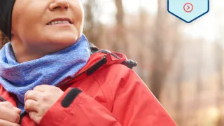 Ulkoileva nainen metsässä