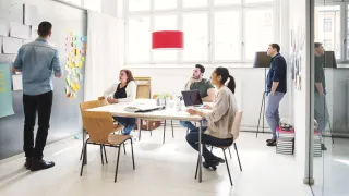 Henkilöt työskentelevät yhdessä toimistossa.