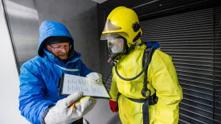 tutkija ja pelastaja katselevat tutkimuslomaketta kylmissä olosuhteissa. 