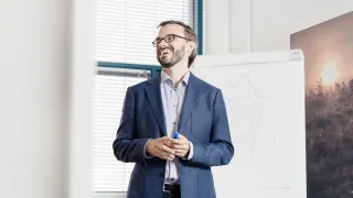 Valmentaja Olli Viljanen fläppitaulun edessä