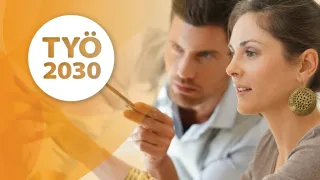 Kaksi työntekijää katsovat Työelämä2030-logoa