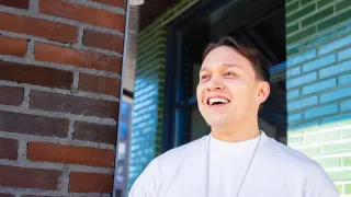 Isosti hymyilevä miesoletettu ulkona lähikuvassa