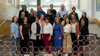 CAREFUTURE-konsortion tutkijat ja asiantuntijat seisovat yhteiskuvassa portaillla.