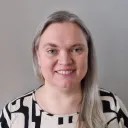 Lähikuvassa Sanna Lehtomäki hymyilee kameralle