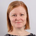 Henkilökuva Tarja Säilystä, joka hymyilee kameralle