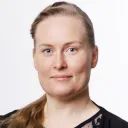 Nainen katsoo kameraan