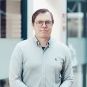 Mies työpaikalla valokuvattavana