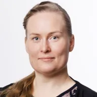 Nainen katsoo kameraan